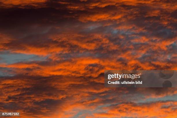 Abendrot blauer Himmel mit orangefarbenen gesprenkelten Wolken