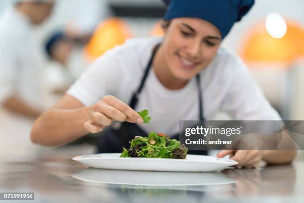 studentin in einem gourmet-institut veredelung die details der salat machte sie nur - köchin stock-fotos und bilder