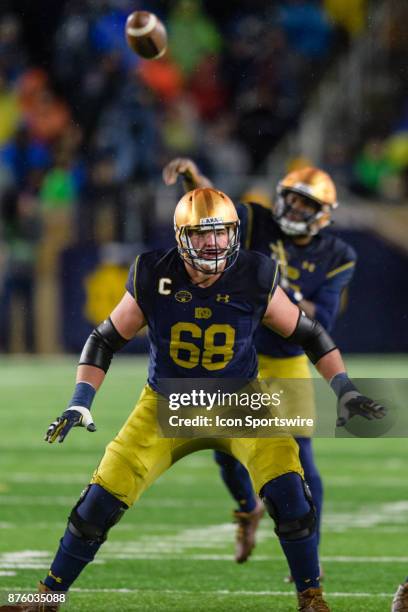 Notre Dame Fighting Irish offensive lineman Mike McGlinchey protects as Notre Dame Fighting Irish quarterback Brandon Wimbush passes in the 3rd...