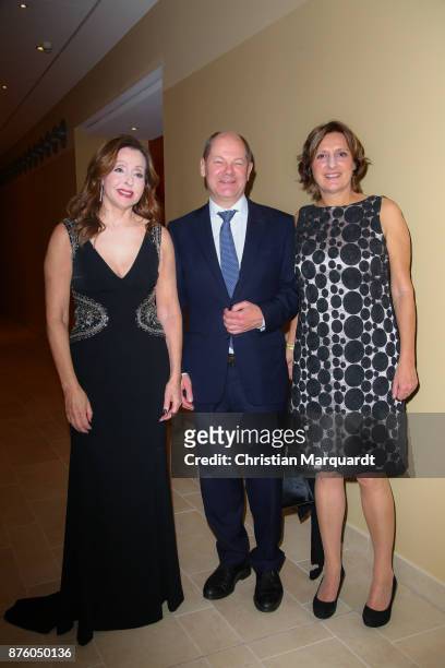 Singer Vicky Leandros, Mayor of Hamburg Olaf Scholz and his partner Britta Ernst, Minister for Education and Training in Schleswig-Holstein, attend...