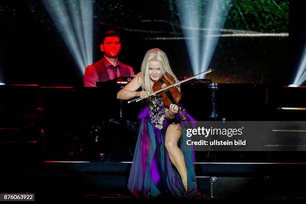 Celtic Woman (2004 gegründes irisches Folk- und Pop-Ensemble "Destiny"-Tour Celtic Woman besteht aus: Susan McFadden , Mairead Carlin , Máiréad...