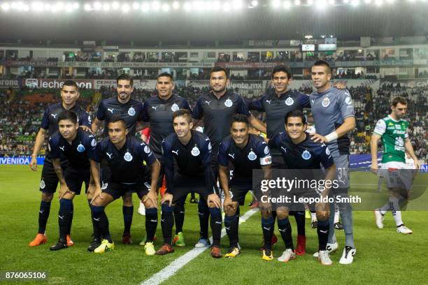 Players of Chivas pose for a photo prior the 17th round match between Leon and Chivas as part of the Torneo Apertura 2017 Liga MX at Leon Stadium on...