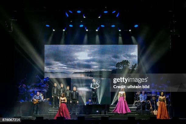 Celtic Woman (2004 gegründes irisches Folk- und Pop-Ensemble "Destiny"-Tour Celtic Woman besteht aus: Susan McFadden , Mairead Carlin , Máiréad...