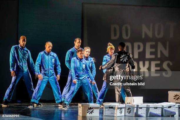 Shadow Land 2 Inhalt: Die Show der US-Tanzkompanie PILOBOLUS spielt in einem Lagerhaus, im dunklen Inneren von Kisten. Darin eingesperrt sind...