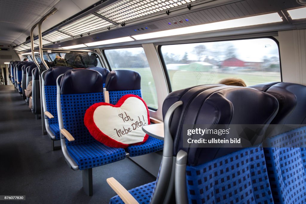 DEU Deutschland Germany Flensburg Ein Kissen mit den Worten ' Ich liebe dich' liegt auf dem Sitz einer Regionalbahn von Hamburg nach Flensburg.