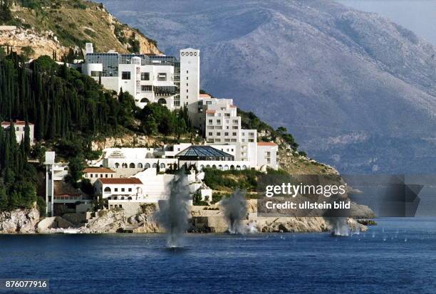 Granaten explodieren an der Küste von Dubrovnik. Oktober 1991