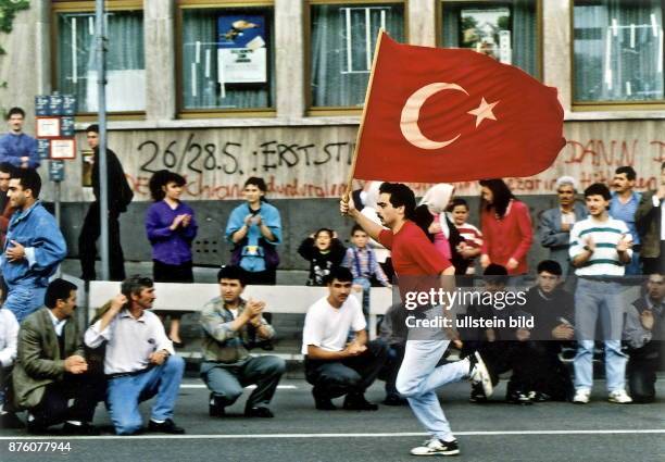 Brandanschlag auf ein von Türken bewohntes Haus der Familie Genc in Solingen: Demonstration auf der Strasse vor dem Haus: türkischer Demonstrant mit...