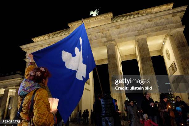 Lichterkette für Frieden und Toleranz vom Brandenburger Tor in Berlin bis zum Marienplatz in München