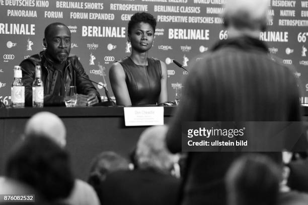 Regisseur Don Cheadle und Schauspielerin Emayatzy Corinealdi während der Pressekonferenz zum Film -Miles Ahead- anlässlich der 66. Internationalen...