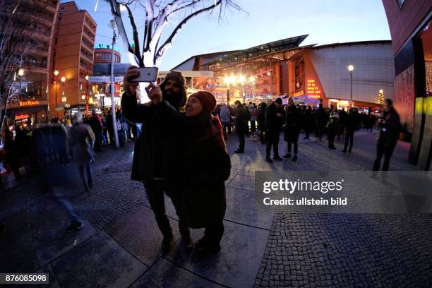 Besucher der 66. Internationalen Filmfestspiele Berlin warten auf die Ankunft der Filmstars am Roten Teppich vor dem Berlinale Palast