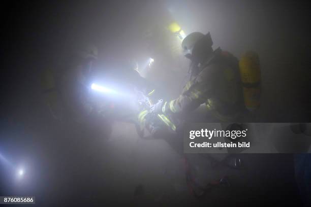 Atemschutz-Notfall-Trainierte Staffel der Berliner Feuerwache 1300 bei einer Übung in einem künstlich vernebelten Keller