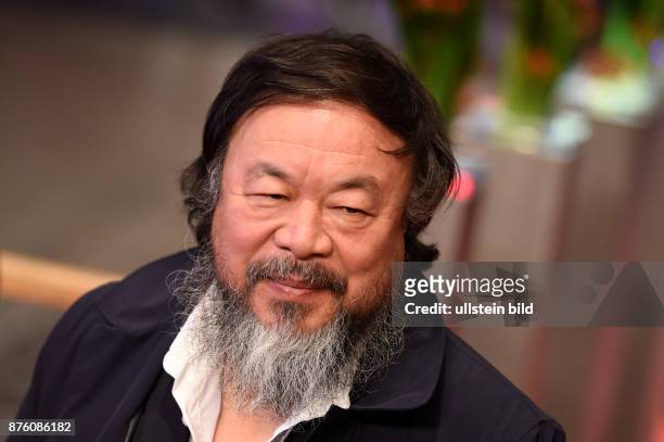 Künstler Ai Weiwei während der Premiere des Eröffnungsfilms -Hail, Caesar- anlässlich der 66. Internationalen Filmfestspiele Berlin