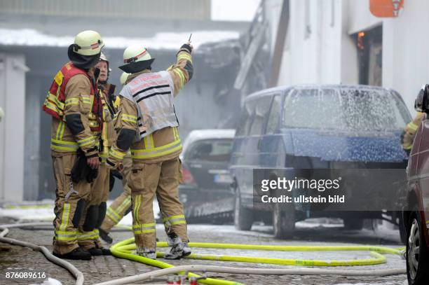 Berliner Feuerwehr bei Löscharbeiten während eines Brandes in einer Autowerkstatt in der Josef-Orlopp-Strasse in Berlin-Lichtenberg