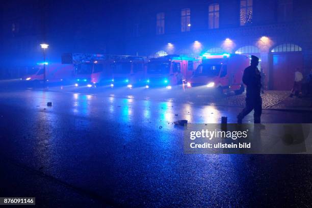 Neujahrsnacht - Mit Martinshorn und Blaulicht begrüßt die Besatzung der Feuerwache 1300 in Berlin-Prenzlauer Berg traditionell das neue Jahr