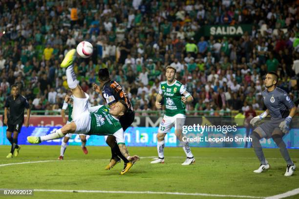 Alvaro Ramos of Leon tries an overhead kick with José Vazquez of Chivas during the 17th round match between Leon and Chivas as part of the Torneo...