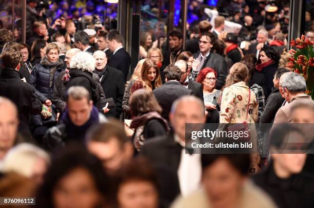 Premierengäste im Berlinale-Palast während der Premiere des Eröffnungsfilms -Hail, Caesar- anlässlich der 66. Internationalen Filmfestspiele Berlin