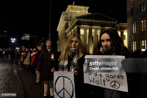 Lichterkette für Frieden und Toleranz vom Brandenburger Tor in Berlin bis zum Marienplatz in München