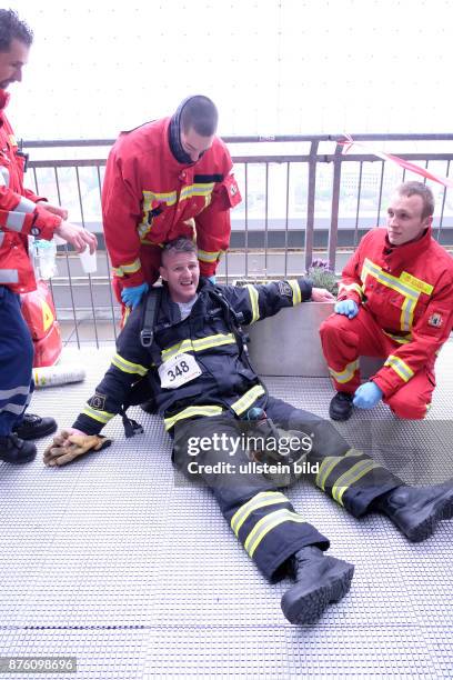 Erschöpfter Feuerwehrmann beim Zieleinlauf des Firefighter Starirun 2016 am Berliner Alexanderplatz - Unter vollter Schutzausrüstung gegen die Zeit...