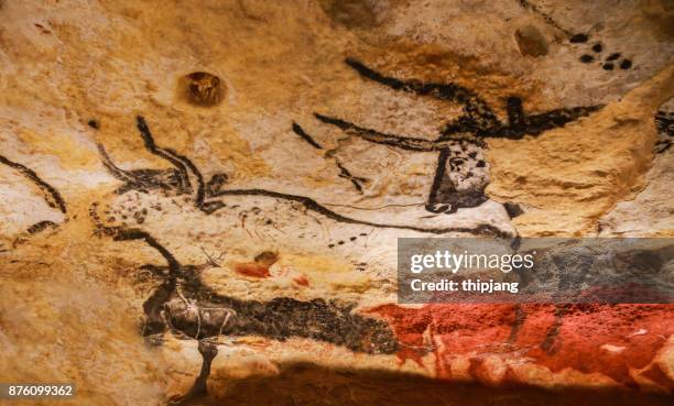 images of animals, wall painting in the lascaux cave. international centre for cave art - ドルドーニュ ストックフォトと画像