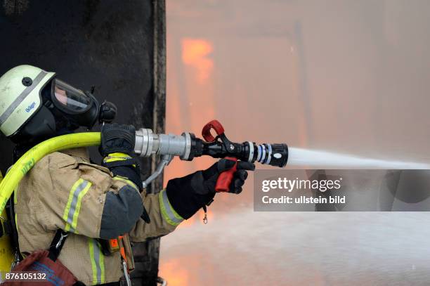 Berliner Feuerwehr bei Löscharbeiten während eines Brandes in einer Autowerkstatt in der Josef-Orlopp-Strasse in Berlin-Lichtenberg