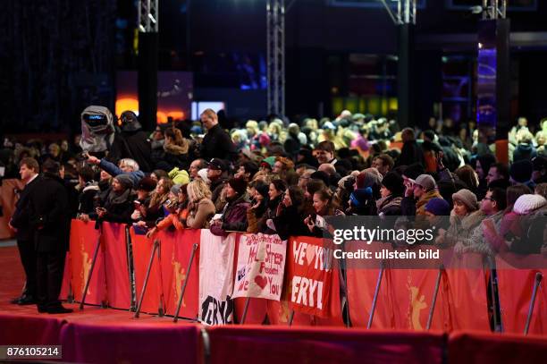 Filmfans warten vor dem Berlinale-Palast während der Premiere des Eröffnungsfilms -Hail, Caesar- anlässlich der 66. Internationalen Filmfestspiele...