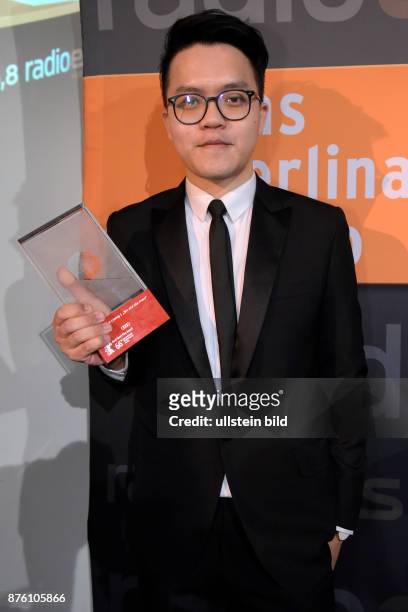 Regisseur Chiang Wei Liang mit dem AUDI SHORT FILM AWARD für den Film ANKERN VERBOTEN beim RadioEins Berlinale-Nighttalk zum Abschluss der 66....