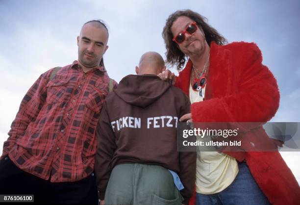 L.n.r.: Alf Ator, Sänger Stumpen und Buzz Dee während des With-Full-Force-Festivals in Roitzschjora