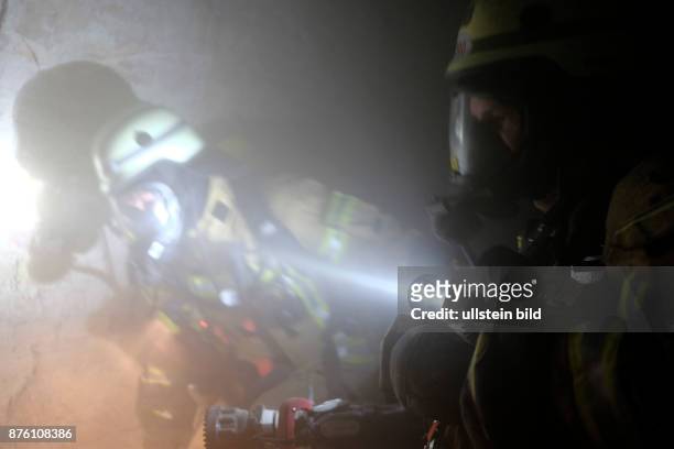 Atemschutz-Notfall-Trainierte Staffel der Berliner Feuerwache 1300 bei einer Übung in einem künstlich vernebelten Keller