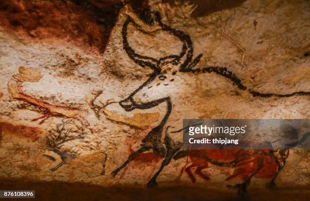 images of animals, wall painting in the lascaux cave. international centre for cave art - lascaux cave - fotografias e filmes do acervo