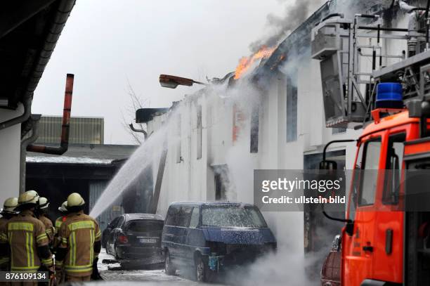 Berliner Feuerwehr bei Löscharbeiten während eines Brandes in einer Autowerkstatt in der Josef-Orlopp-Strasse in Berlin-Lichtenberg