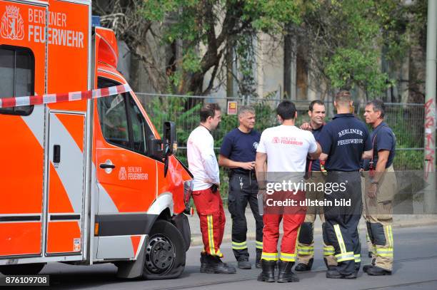 Beschädigter Rettungswagen der Berliner Feuerwehr nach einem Verkehrsunfall