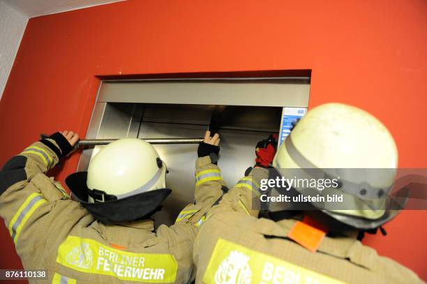 Feuerwehrmänner bei der Befreiung von in einem Aufzug eingeschlossener Personen - Berlin