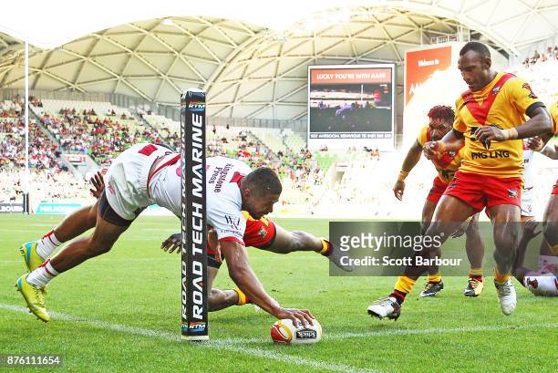 Kallum Watkins of England scores a try during the 2017 Rugby League World Cup Quarter Final match between England and Papua New Guinea Kumuls at AAMI...