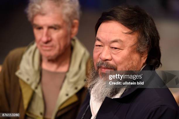 Künstler Ai Weiwei während der Premiere des Eröffnungsfilms -Hail, Caesar- anlässlich der 66. Internationalen Filmfestspiele Berlin