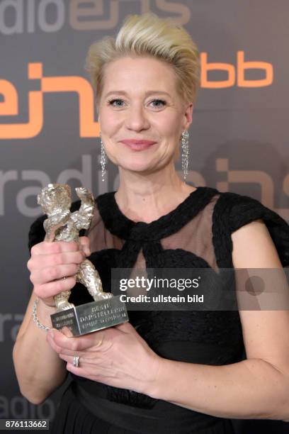 Schauspielerin Trine Dyrholm mit dem Silbernen Bären als Beste Darstellerin beim RadioEins Berlinale-Nighttalk zum Abschluss der 66. Internationalen...