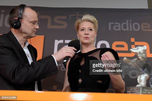 Moderator Knut Elstermann und Schauspielerin Trine Dyrholm mit dem Silbernen Bären als Beste Darstellerin, beim RadioEins Berlinale-Nighttalk zum...