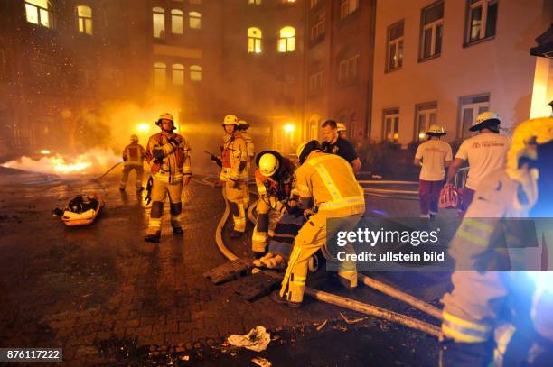 Feuerwehr im Großeinsatz bei einem Dachstuhlbrand in einem Seniorenheim in der Berliner Sonnenallee - Evakuierung der Bewohner