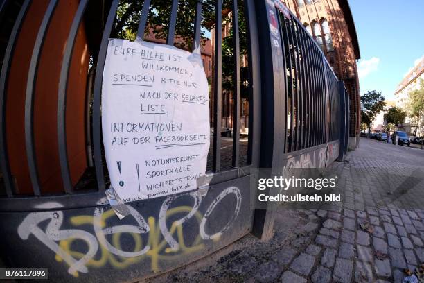 Schild mit Informationen zur Spendenabgabe hängt an dem Zugang zur Flüchtlingsunterkunft in der Turnhalle in der Wichertstrasse in Berlin-Prenzlauer...