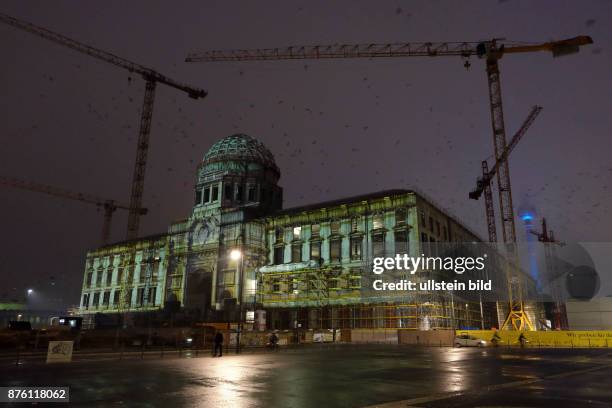 Illuminierter Rohbau des Berliner Stadtschlosses - Festival Of Lights in Berlin