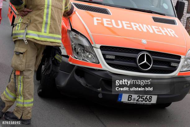 Beschädigter Rettungswagen der Berliner Feuerwehr nach einem Verkehrsunfall
