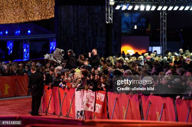 Filmfans warten vor dem Berlinale-Palast während der Premiere des Eröffnungsfilms -Hail, Caesar- anlässlich der 66. Internationalen Filmfestspiele...