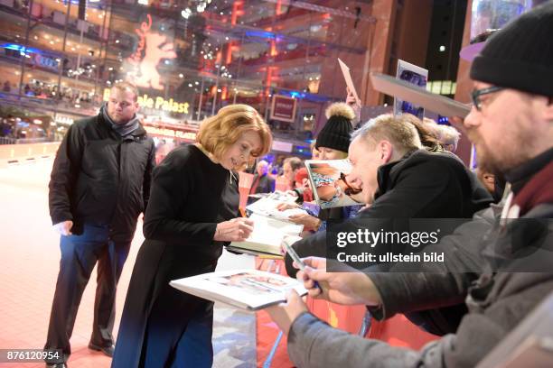 Schauspielerin Senta Berger schreibt Autogramme während des Eröffnungsempfangs anlässlich der 66. Internationalen Filmfestspiele Berlin