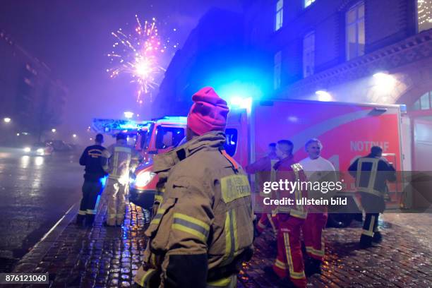 Neujahrsnacht - Mit Martinshorn und Blaulicht begrüßt die Besatzung der Feuerwache 1300 in Berlin-Prenzlauer Berg traditionell das neue Jahr