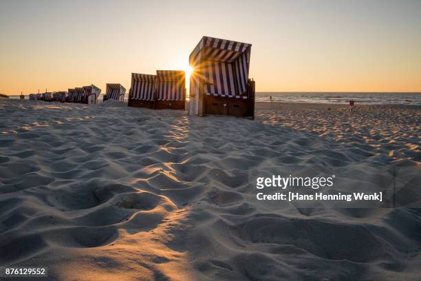 beach sunset - norderney photos et images de collection