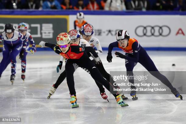 Lara van Ruijven of Netherlands Yihan Guo of China and Kim Ye-Jin of South Korea compete in the Ladies 3000m Relay Final A during the Audi ISU World...