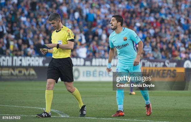 Luis Suarez of FC Barcelona reacts after referee Undiano Mallenco handed him a yellow card during the La Liga match between Leganes and Barcelona at...