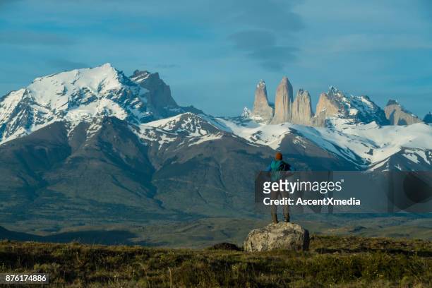 escursioni nella patagonia del cile - torres del paine foto e immagini stock