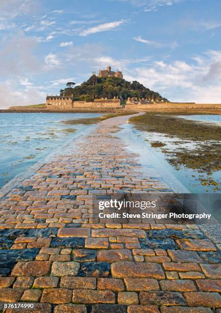 st. michael's mount causeway, cornwall - cornwall england imagens e fotografias de stock