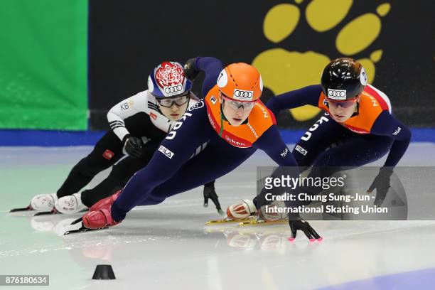 Suzanne Schulting of Netherlands and Choi Min-Jeong of South Korea compete in the Ladies 1000m Semifinals during during the Audi ISU World Cup Short...