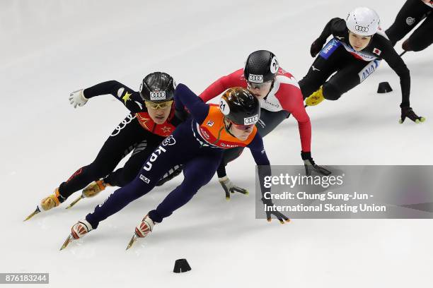 Yara van Kerkhof of Netherlands, Kim Boutin of Canada, Hitomi Saito of Japan and Jinyu Li of China compete in the Ladies 1000m Quarterfinals during...